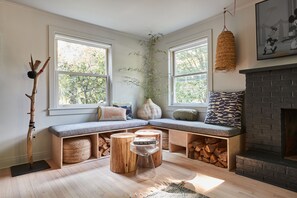 Casa | Área de sala de estar | Televisión LCD de 50 pulgadas con canales digitales, Netflix y Hulu 