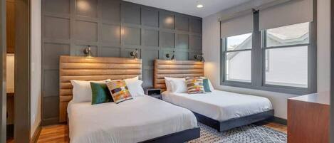 6 slaapkamers, een bureau, een strijkplank/strijkijzer, wifi