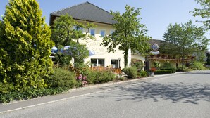 A building with a sign reading "DOORF RAAB" and "KASER PASTOR". - Der Dorfwirt (Rechberg)