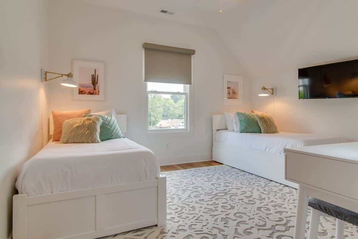 6 bedrooms, desk, iron/ironing board, WiFi