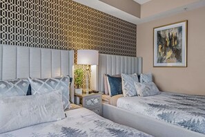 2 makuuhuonetta, työpöytä, silitysrauta/-lauta, vauvan matkasänky