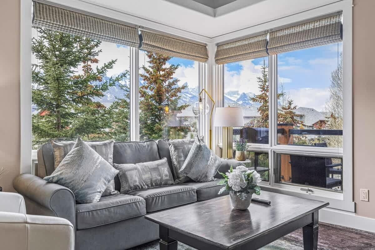 Una televisión, una chimenea, un reproductor estéreo, una oficina