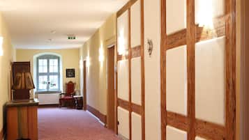 Exclusive-huone | Minibaari, tallelokero huoneessa, yksilöllisesti sisustettu, työpöytÀ