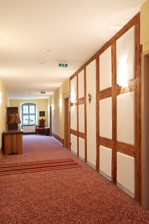 Minibar, coffres-forts dans les chambres, décoration personnalisée