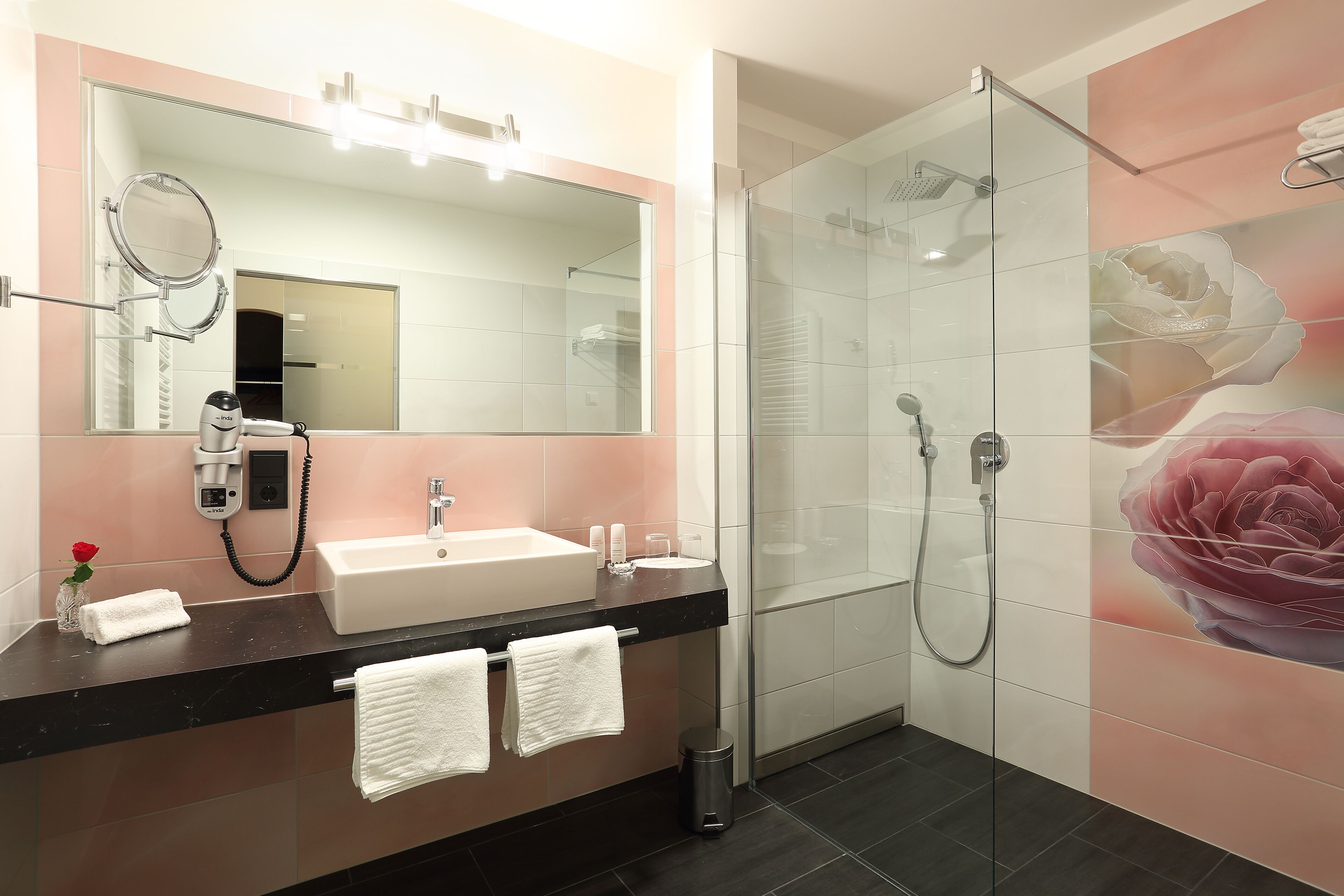Luxury-Zimmer | Badezimmer | Kostenlose Toilettenartikel, Haartrockner, Hausschuhe