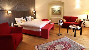 Honeymoon Room | Minibar, in-room safe, individually decorated, desk