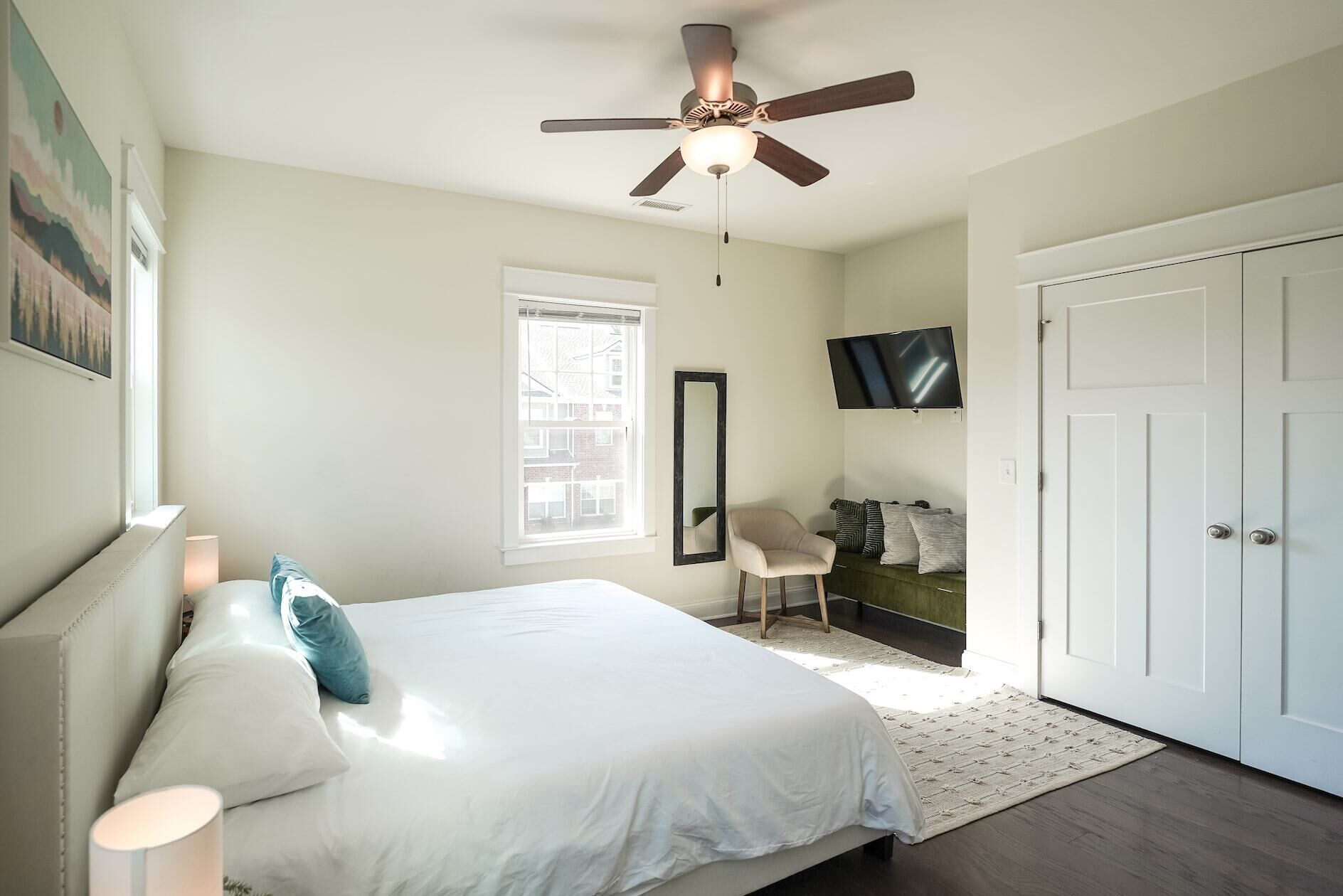 6 bedrooms, desk, iron/ironing board, WiFi