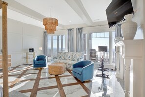 Smart TV, fireplace, offices - Grey Goose: Private Pool, Hot Tub, Outdoor Kitchen & Direct Beach Access (Murrells Inlet)