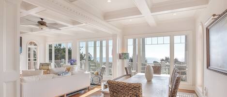 Smart TV, chimenea y oficina