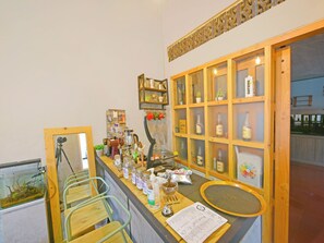 Una zona de bar con estantes de madera, una máquina de café y varias botellas.