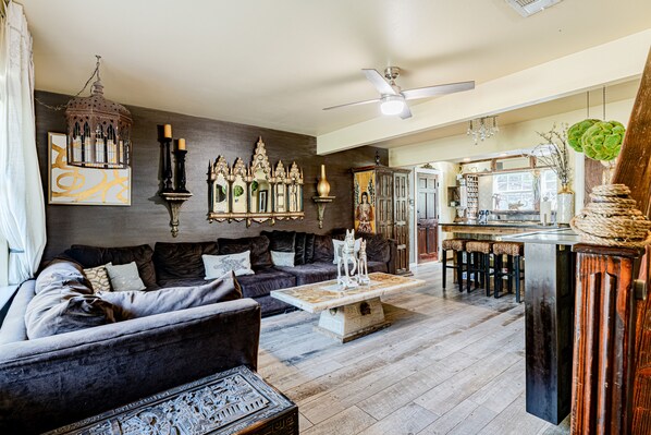 獨棟房屋, 多張床, 陽台, 花園景觀 | 起居區 | 40-吋電視，提供數位頻道