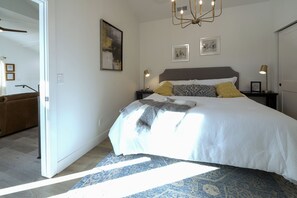 1 Schlafzimmer, hochwertige Bettwaren, Schreibtisch