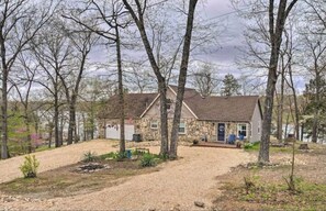 Exterior - Modern lakefront home, Amazing View w/ Nearby Boat Launch (Golden)