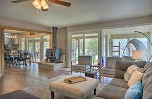 Smart TV, fireplace, table football - Modern lakefront home, Amazing View w/ Nearby Boat Launch (Golden)