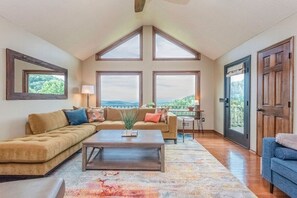 Smart TV, chimenea, tenis de mesa y libros
