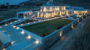 A modern hotel with a spacious outdoor area, multiple levels, and a view of the surrounding landscape. - El mar Naxos  (Naxos)