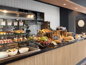 Frukostbuffé varje dag (EUR 17 per person)
