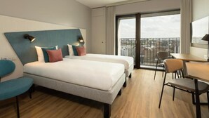 A hotel room with two beds, a desk, and a chair. - Adagio Antwerp City Center (Antwerp)