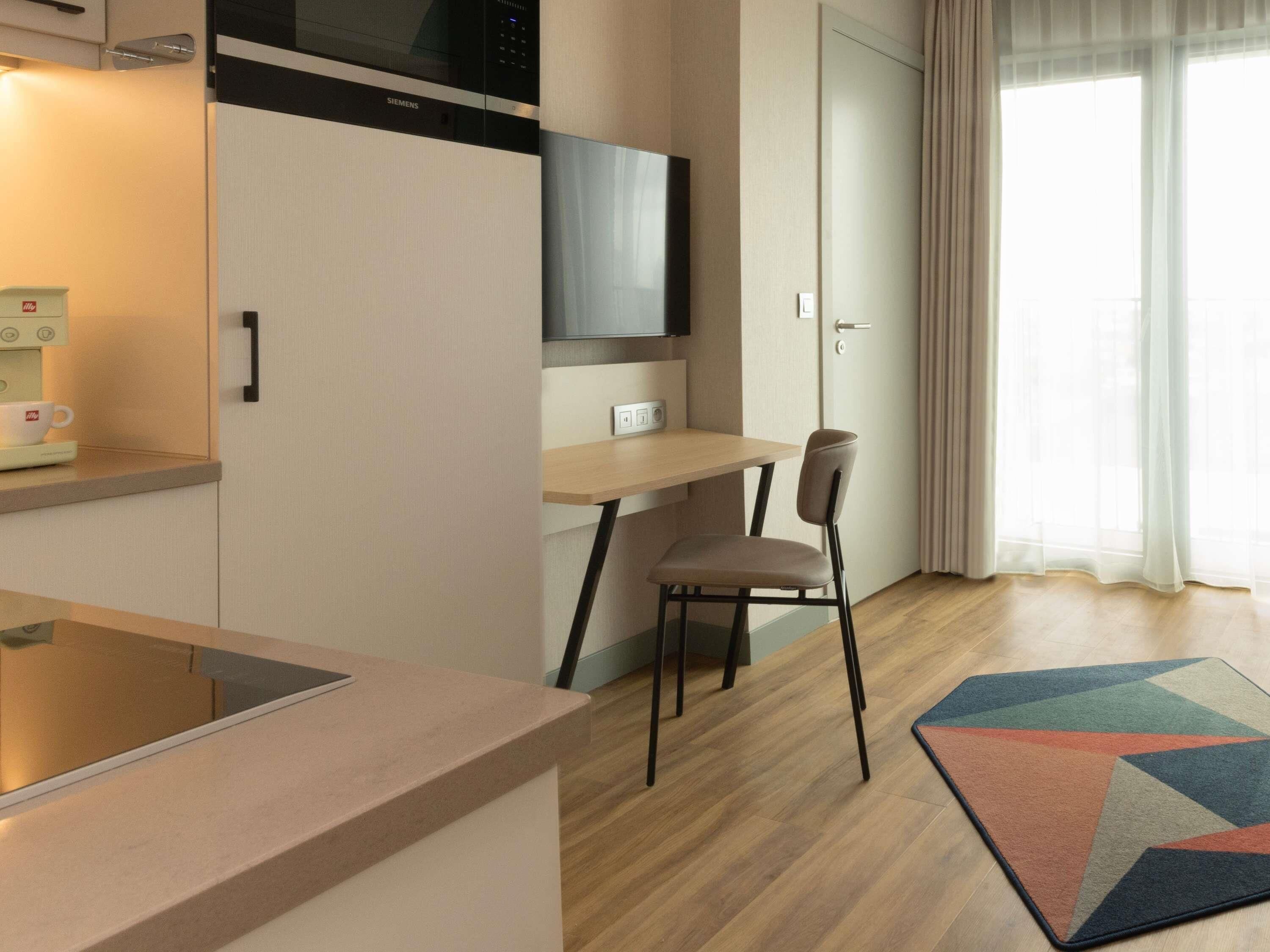 Studio, 1 Double Bed | Hypo-allergenic bedding, in-room safe, desk, laptop workspace