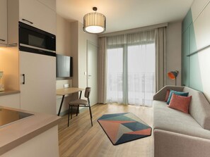 Studio, 1 dobbeltseng | Allergitestet sengetøy, safe på rommet og skrivebord