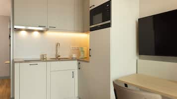 Estudio, 2 camas individuales | Cocina privada | Frigorífico grande, microondas, placa de cocina y lavavajillas