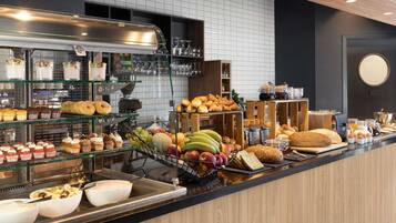Tägliches Frühstücksbuffet (17 EUR pro Person)