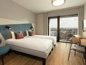 Studio - 2 enkelsängar | Allergitestade sängkläder, värdeförvaringsskåp på rummet och skrivbord