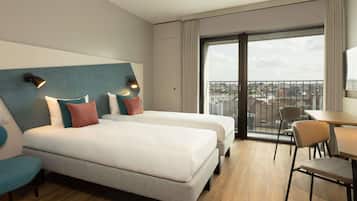 Studio, 2 Single Beds | Hypo-allergenic bedding, in-room safe, desk, laptop workspace