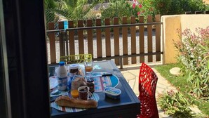 A table set for breakfast with a view of the sea and hills. - charming apartment - view of the Cavalaire bay (La Croix-Valmer)