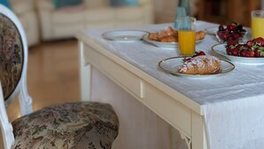 Ett frukostbord med croissanter, jordgubbar och apelsinjuice.