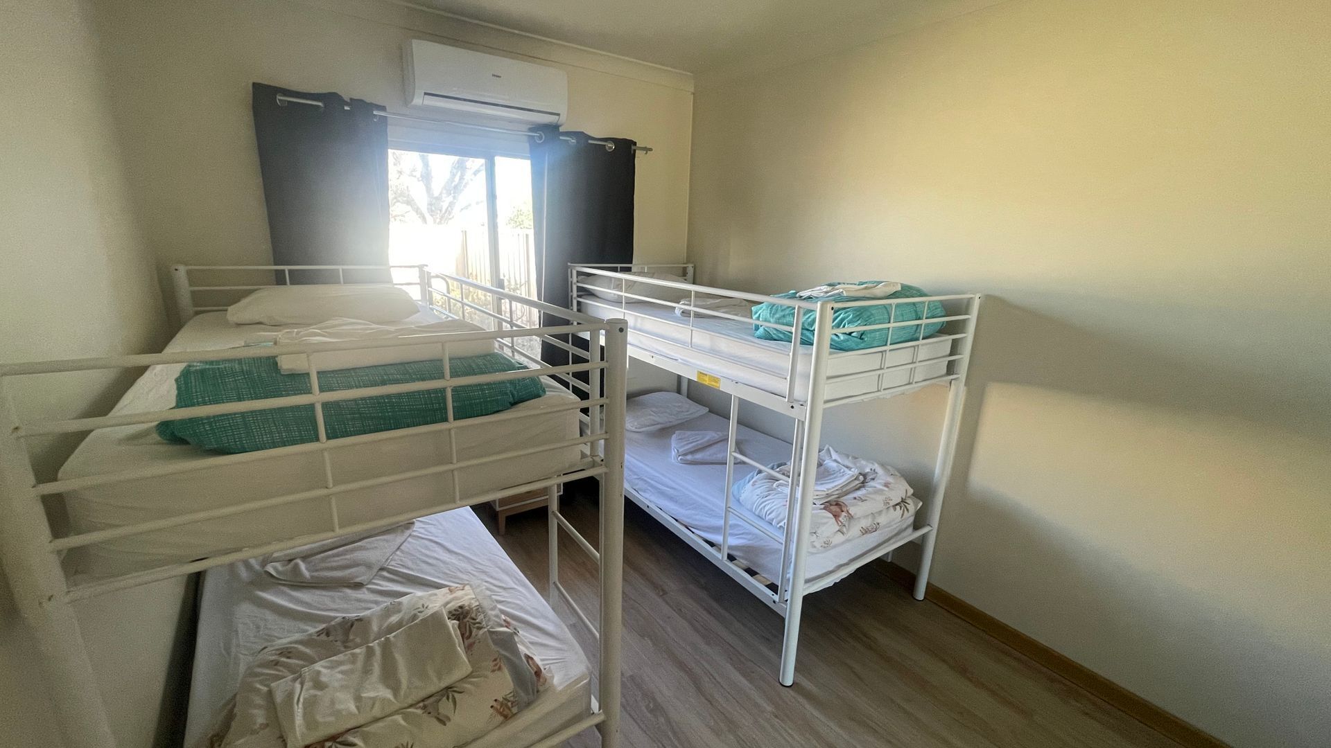 3 bedrooms, bed sheets
