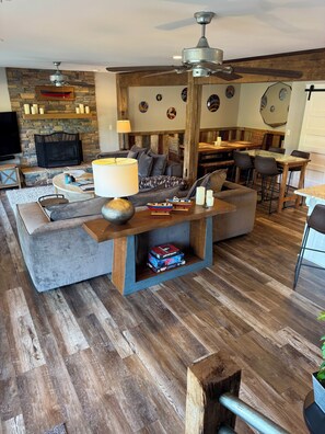 Smart TV, fireplace, ping pong, stereo