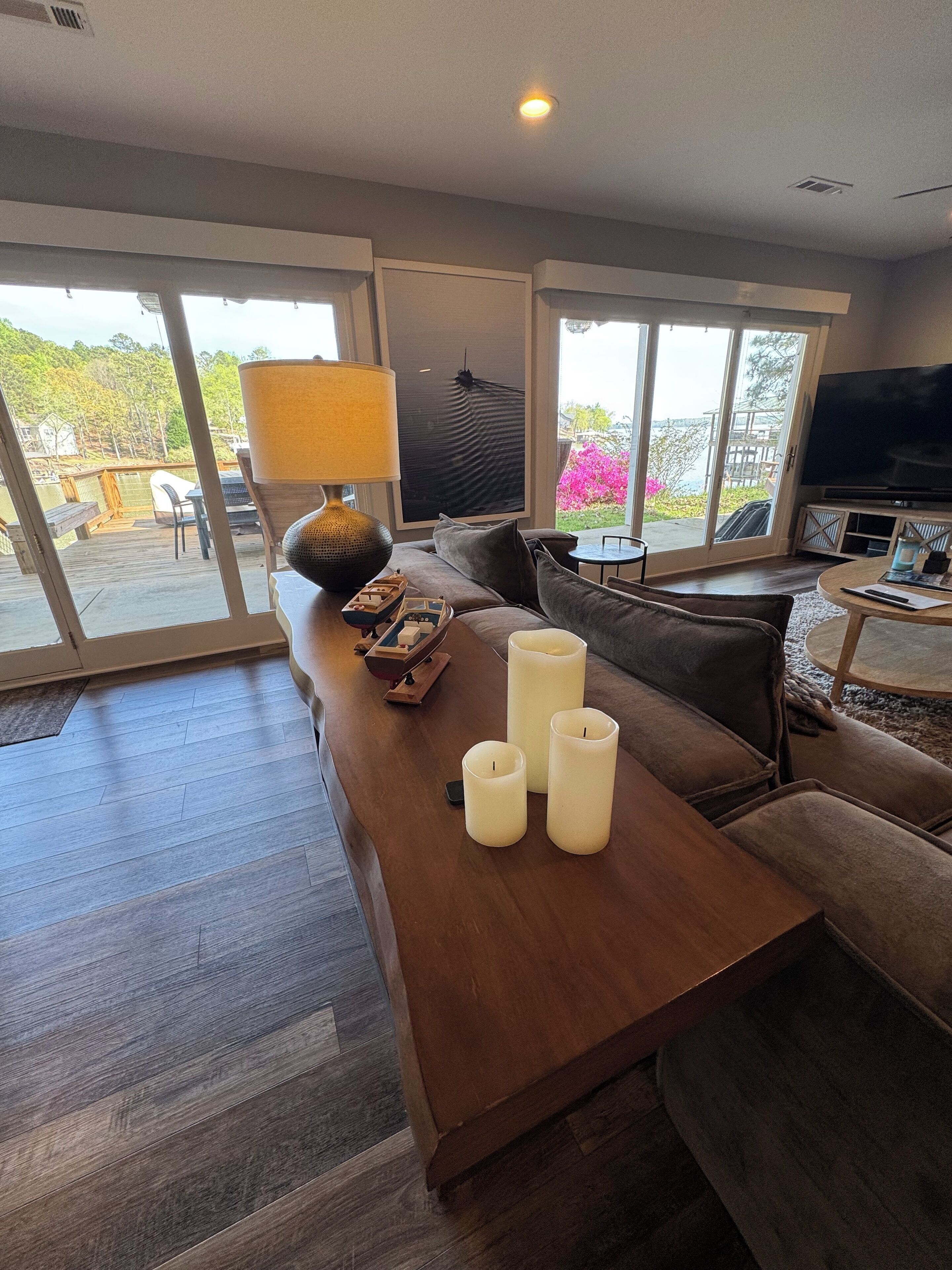 Smart TV, fireplace, table tennis, stereo