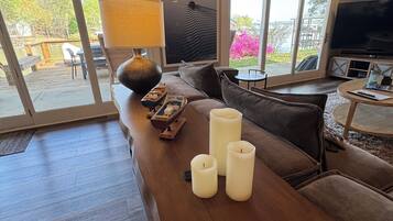 Smart TV, fireplace, table tennis, stereo