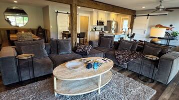 Smart-tv, een open haard, een tafeltennistafel en een stereo