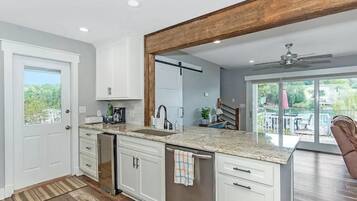 Een koelkast, een microgolfoven, een kookplaat, een vaatwasser