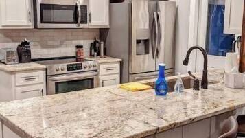 Jääkaappi, mikroaaltouuni, liesi, astianpesukone