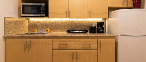 Refrigerador, microondas, parrilla de estufa y cafetera y tetera