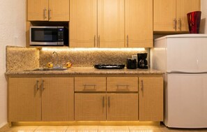 Refrigerador, microondas, parrilla de estufa y cafetera y tetera 