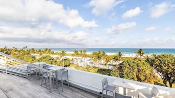 Un balcon avec vue sur la plage et l’océan.
