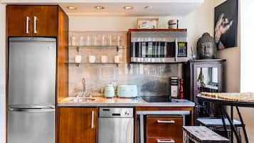 Geladeira, micro-ondas, cooktop, lava-louças