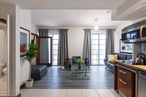 Smart TV - Heart of South Beach |  Rooftop Pool with cabanas (Miami Beach)