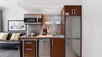 Réfrigérateur, micro-ondes, plaque de cuisson, lave-vaisselle