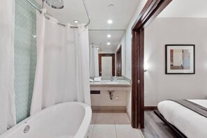 Baignoire, séchoir à cheveux, serviettes fournies, shampooing