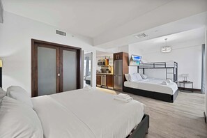 Tabla de planchar con plancha, wifi gratis y ropa de cama 