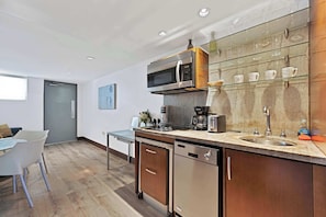 Fridge, microwave, stovetop, dishwasher