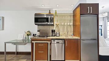 Geladeira, micro-ondas, cooktop, lava-louças