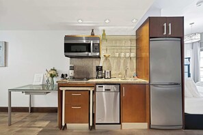 Refrigerador, microondas, parrilla de estufa y lavavajillas 