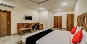 Habitación Deluxe doble | Zona de estar | Televisión LCD de 32 pulgadas con canales por cable, una televisión
