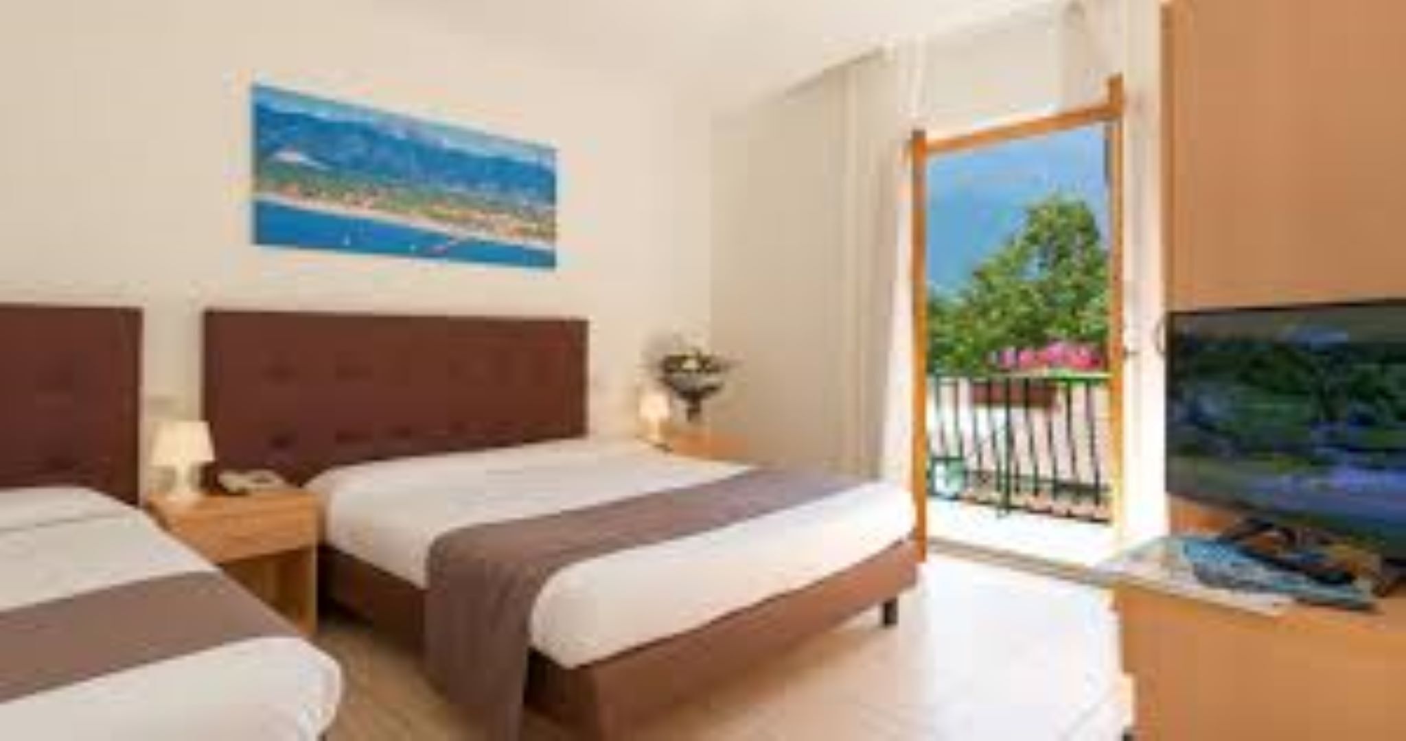 Deluxe Double Room | Living area | 32-inch LCD TV with cable channels, TV